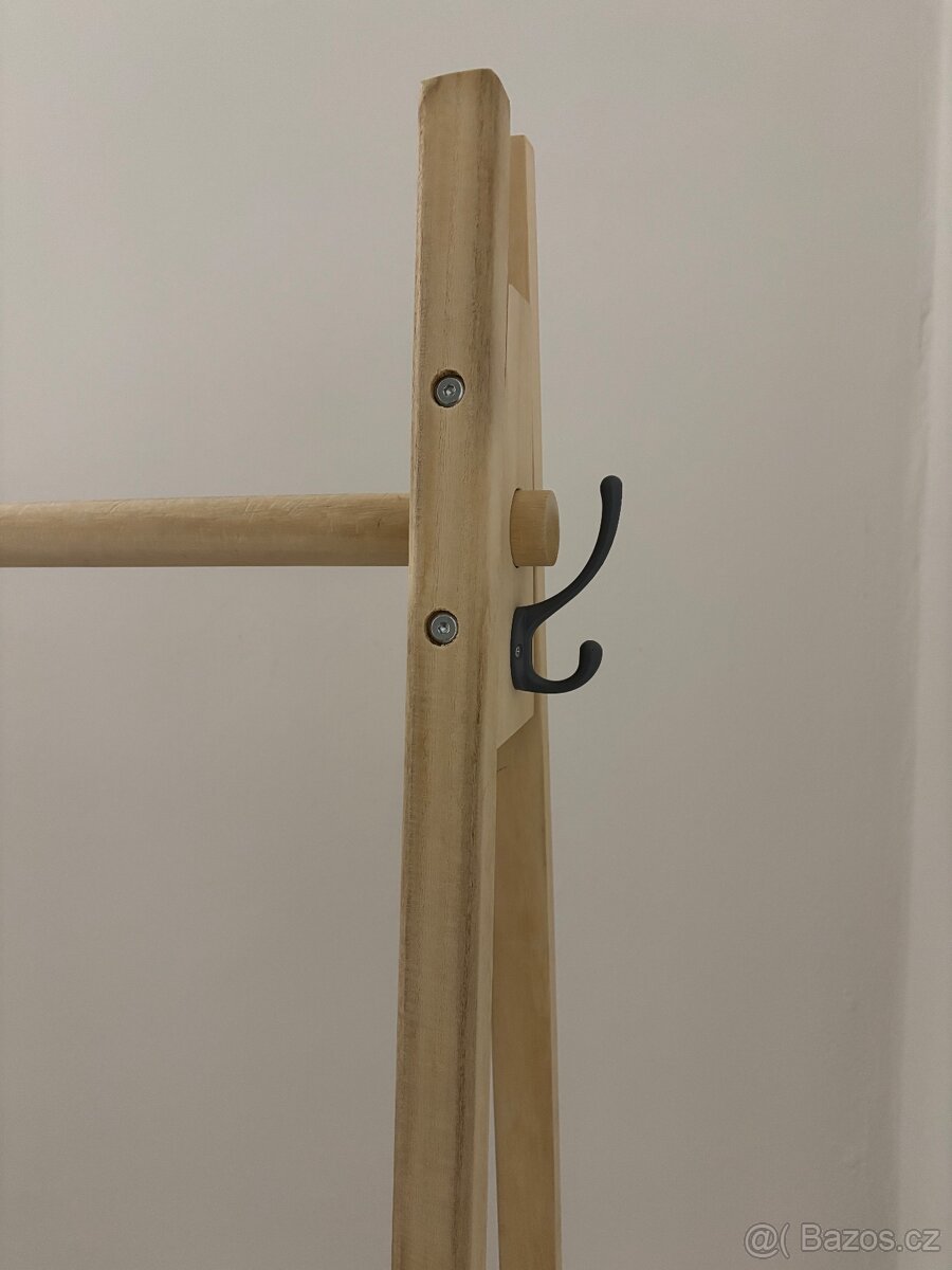 Dřevěný šatní stojan - 2