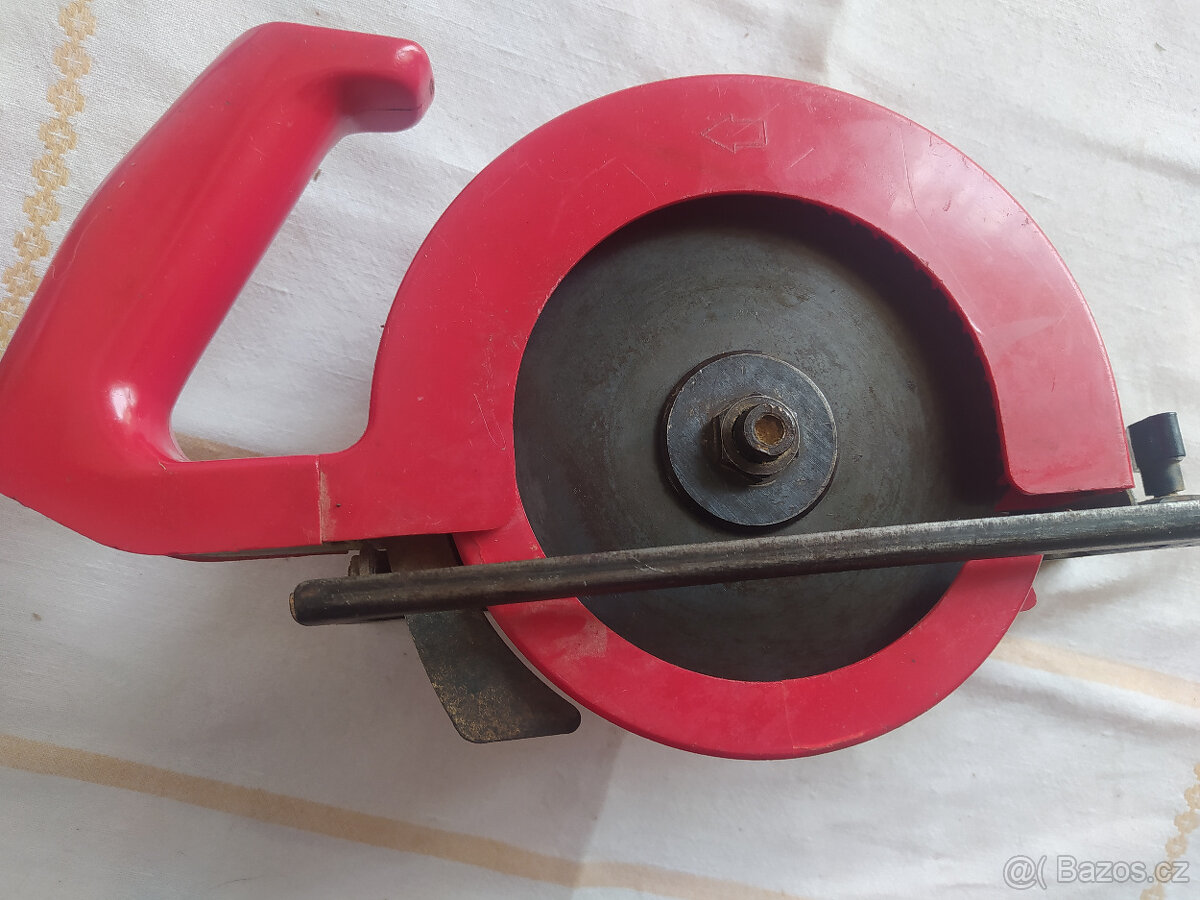 Pokosová pila, ruční bruska a vodní čerpadlo - 2