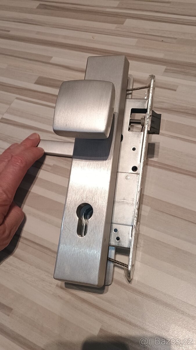 Prodam kování pro vstupní dveře se zámkem - 2