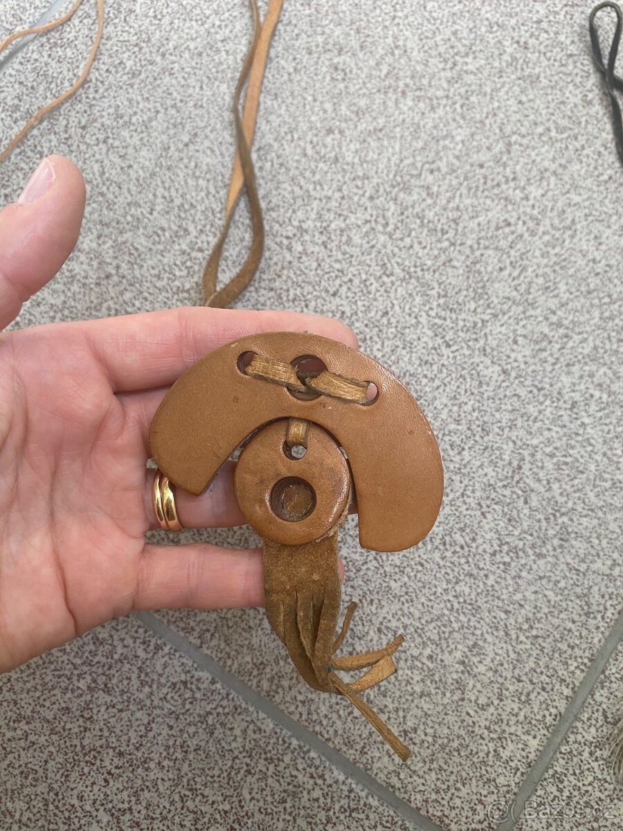 Mix bižuterie, přivedli z kůže, korálů… - 2