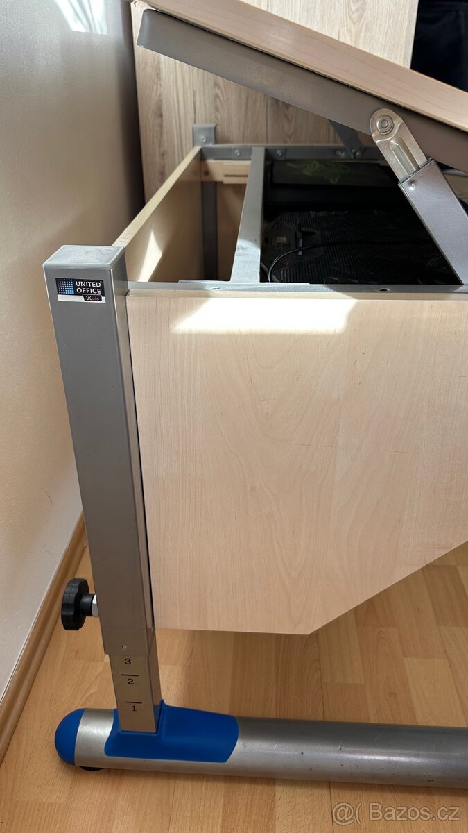 Výškově nastavitelný psací stůl - 2