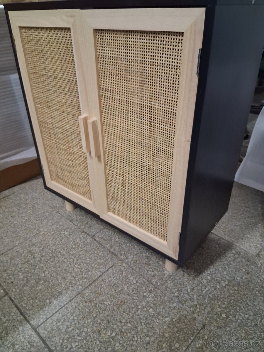 Komoda černá s masiv dvířky - 2