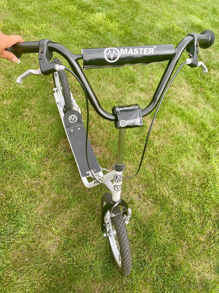 Bílá koloběžka Master - 2
