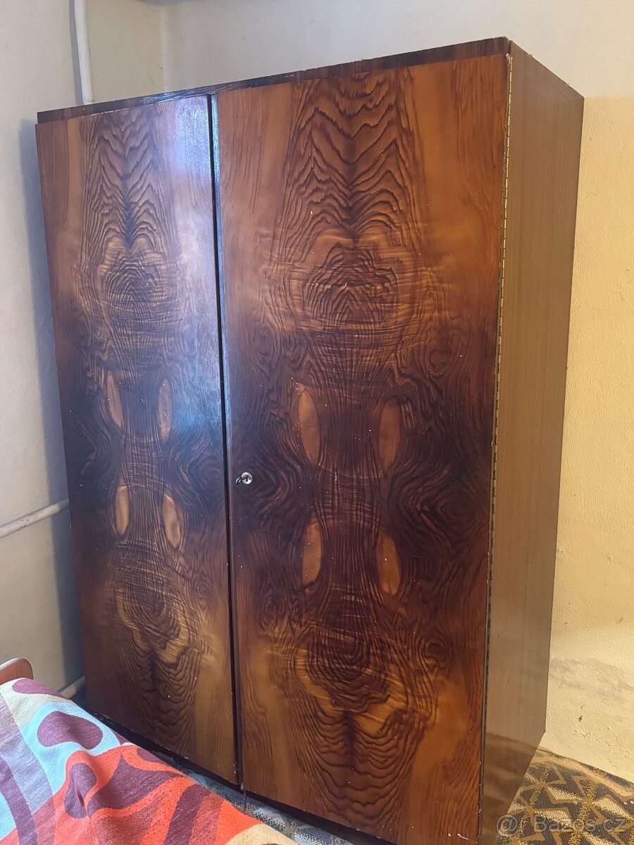 Retro dvoudvéřová skříň masiv - 2