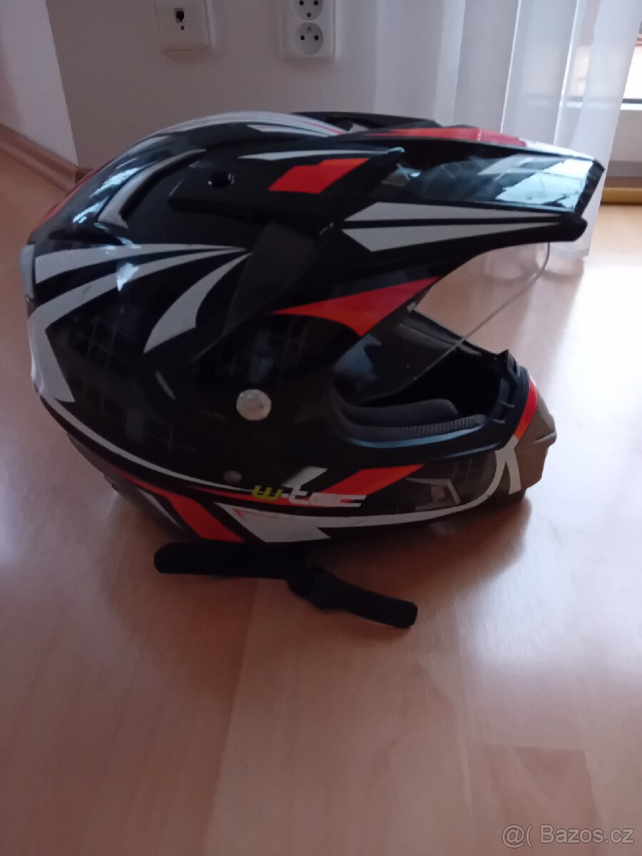 Motorkářská helma