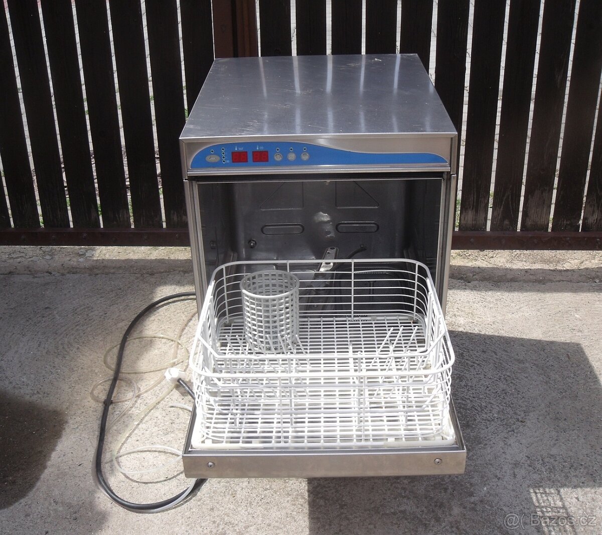 Myčka na nádobí. Výrobník ledu. Barovou myčku.Nařezak.Váha - 2