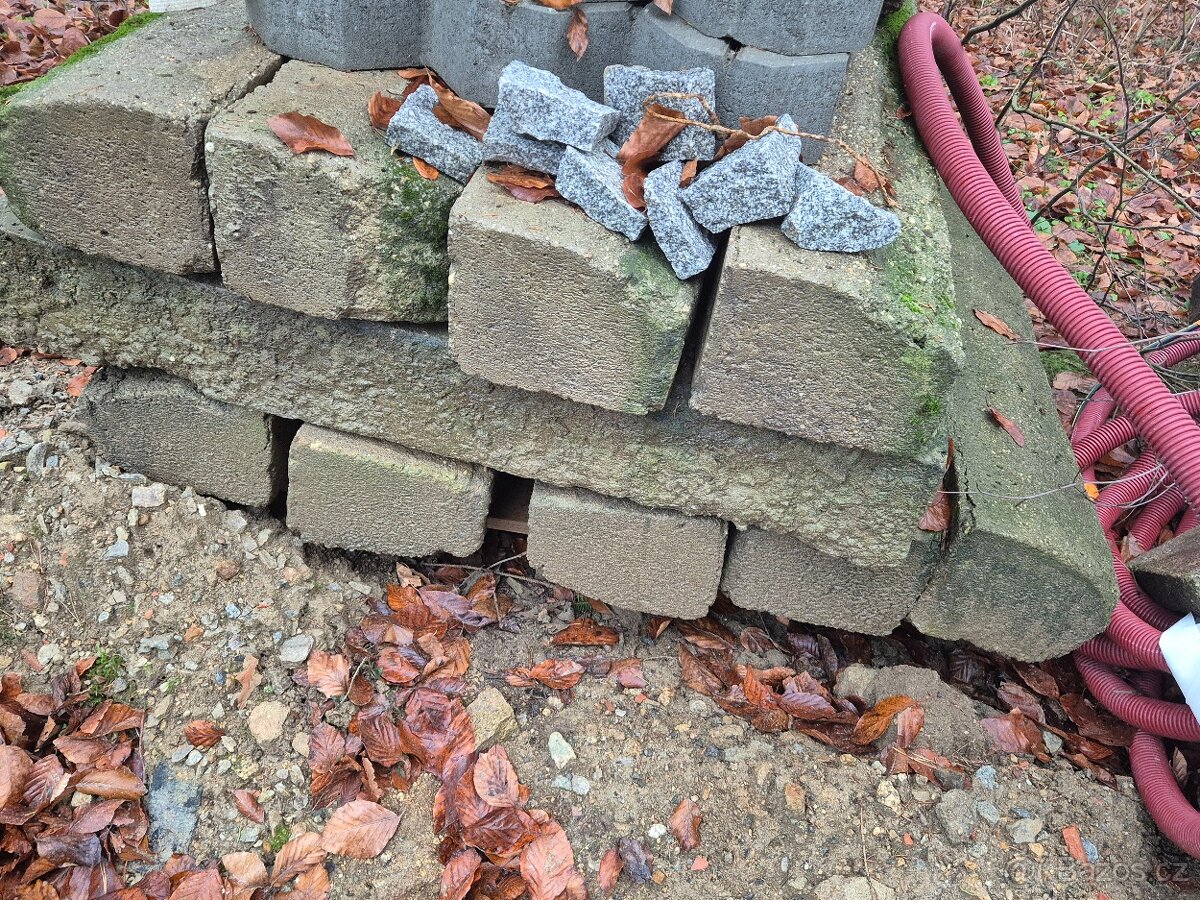 Dlažba 50x50 cm beton 128 ks u Telče - 2