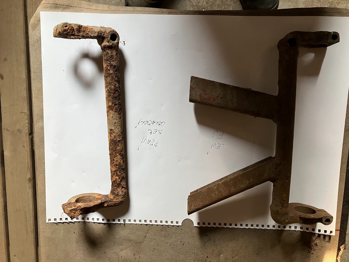 jawa pérák. držáky zadních teleskopů. - 2