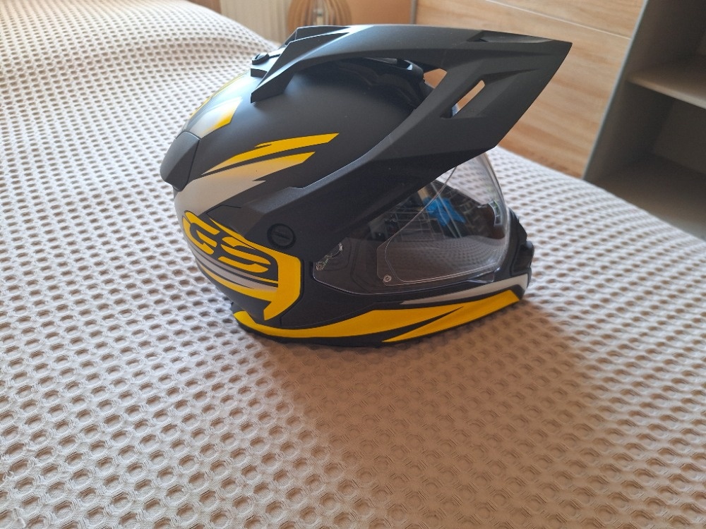 helma a oblečení na motorku. - 2