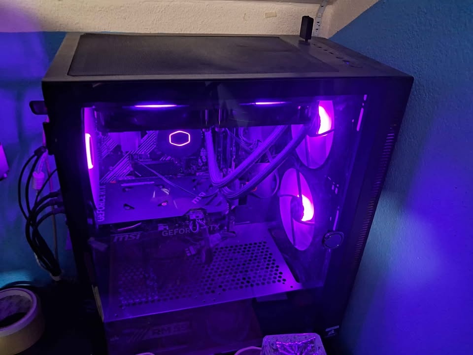 Herní počítač s monitory - 2