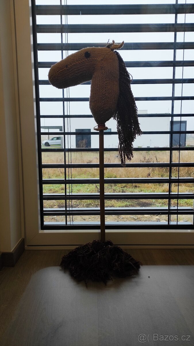 Kůň na tyči pletený, hnědý - 2