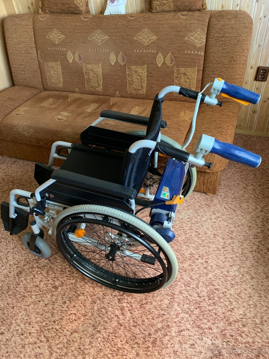 Invalidní vozík s přídavným pohonem pro obsluhu - 2