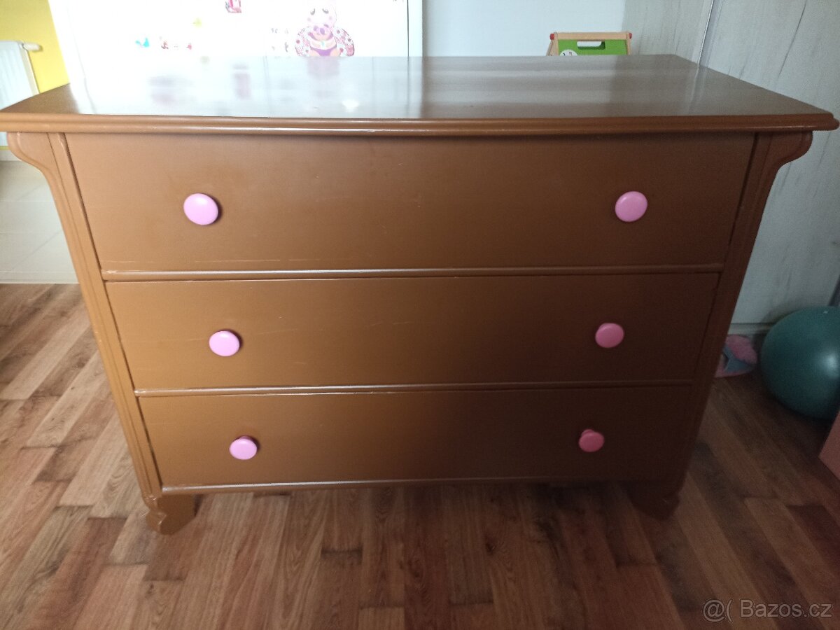 Dřevěná komoda - 2