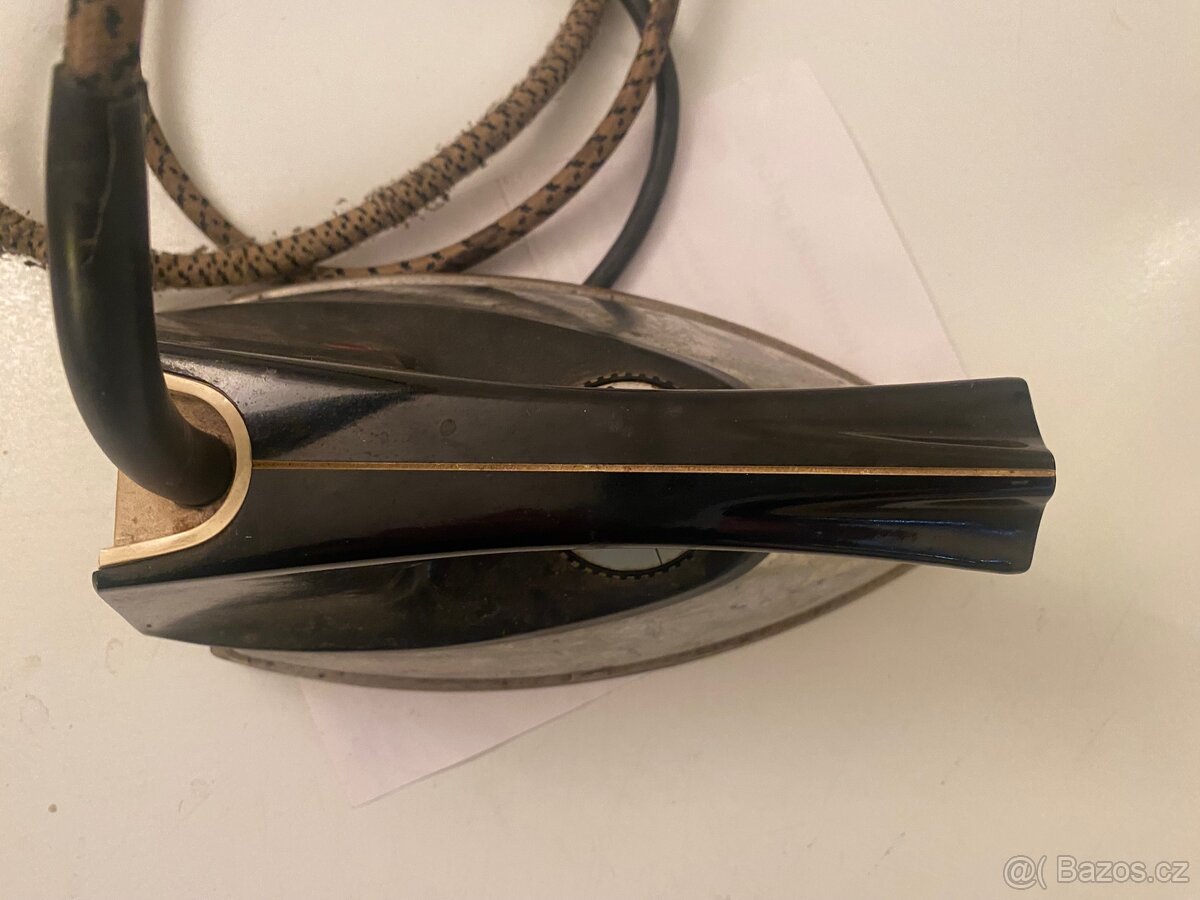 Stará funkční elektrická žehlička. - 2