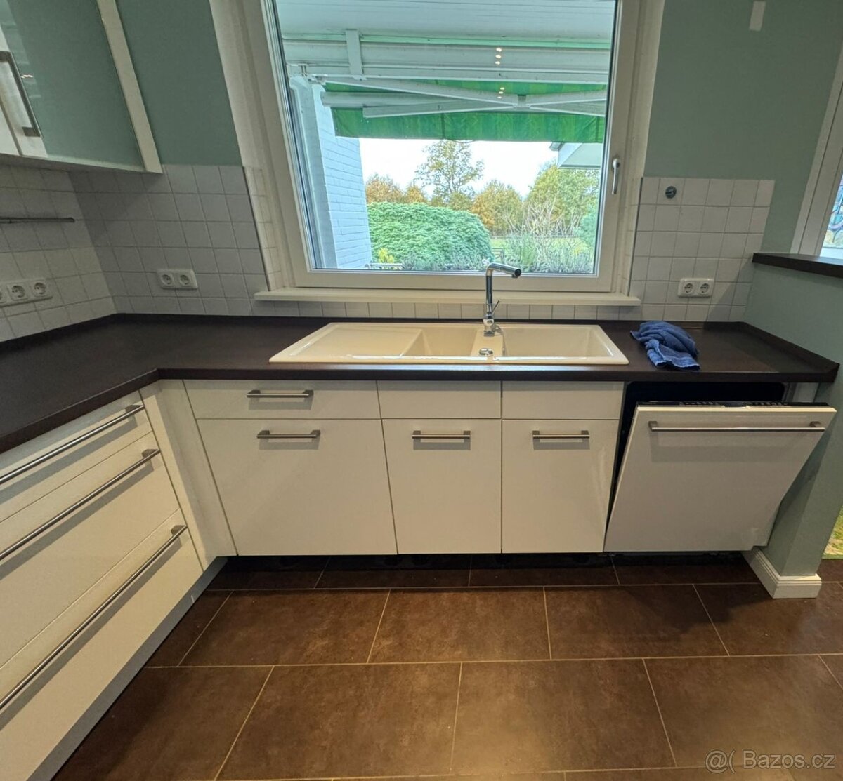 Světlá moderní kuchyně FATIMA s tmavou deskou - 2