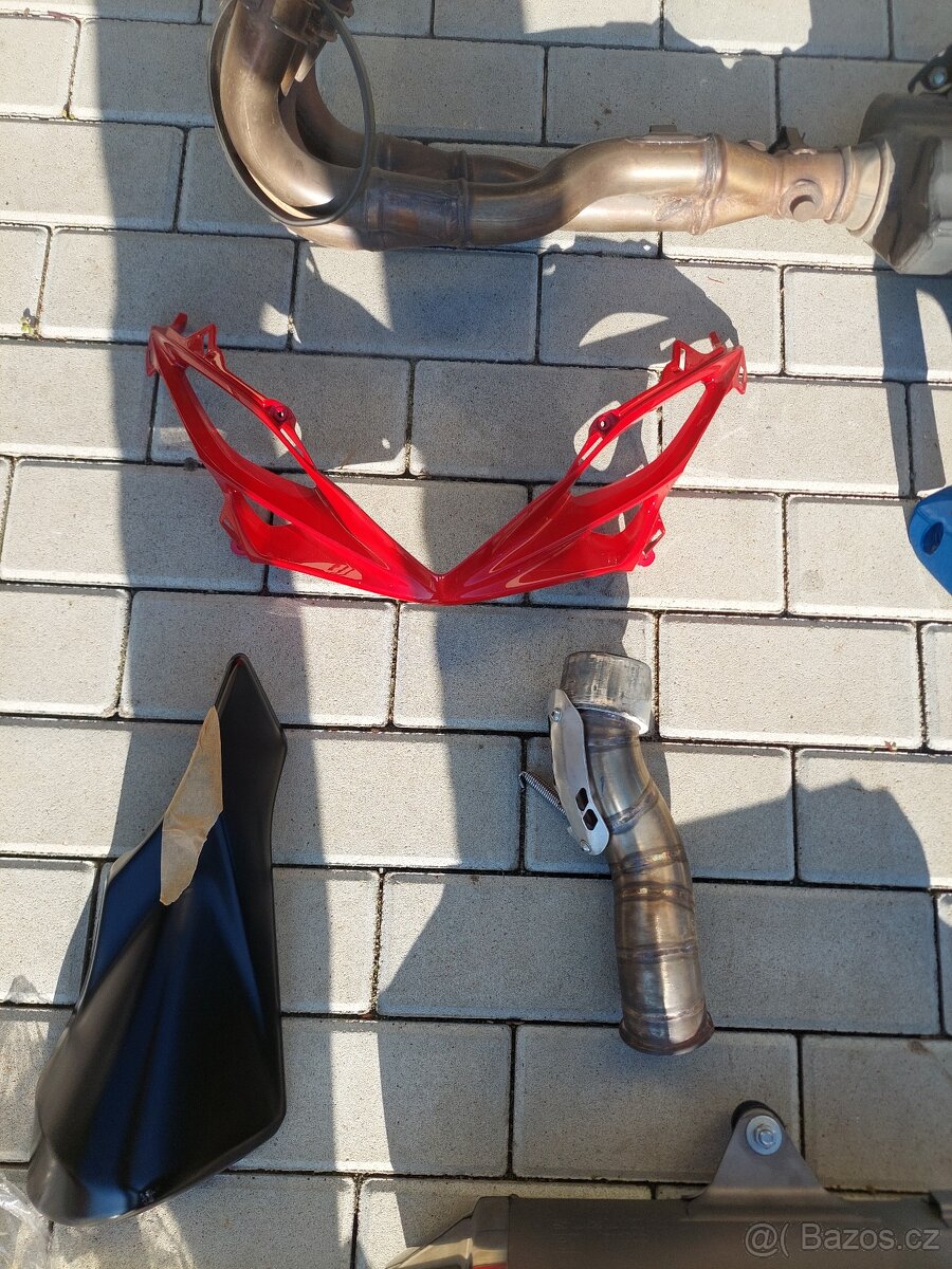 SUZUKI GSXR 750 a Duke 890r - 2