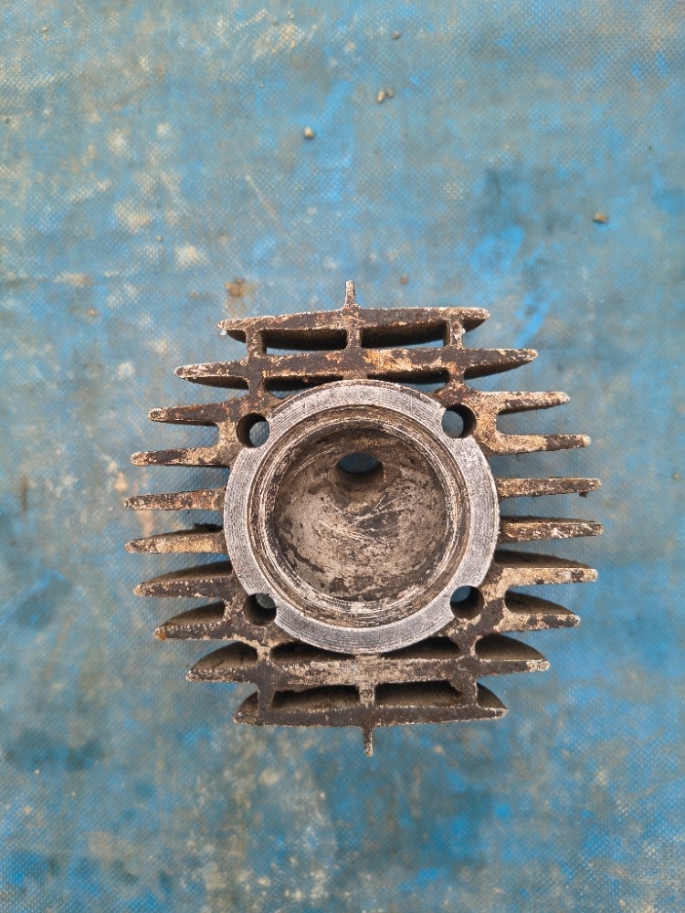 Zachovalá hlava motoru na Jawa 555 i 550 pařez - 2