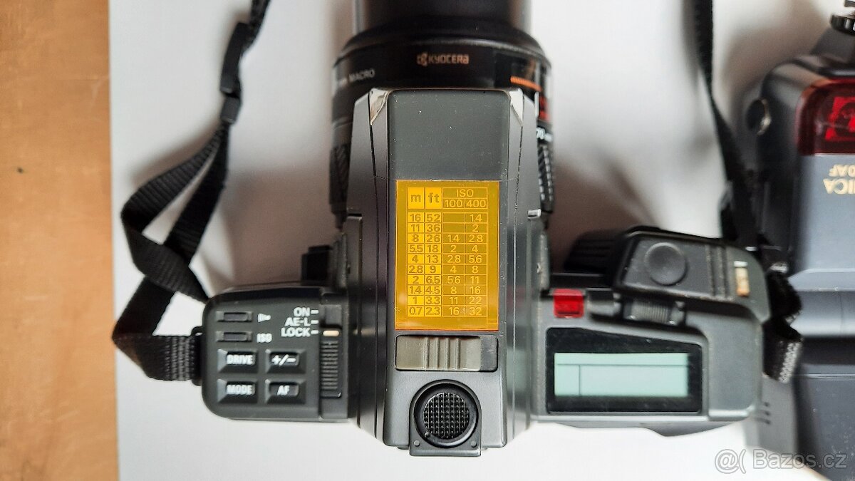 Yashica 230 AF, Yashica lens 35-70, Yashica blesk -sleva - 2
