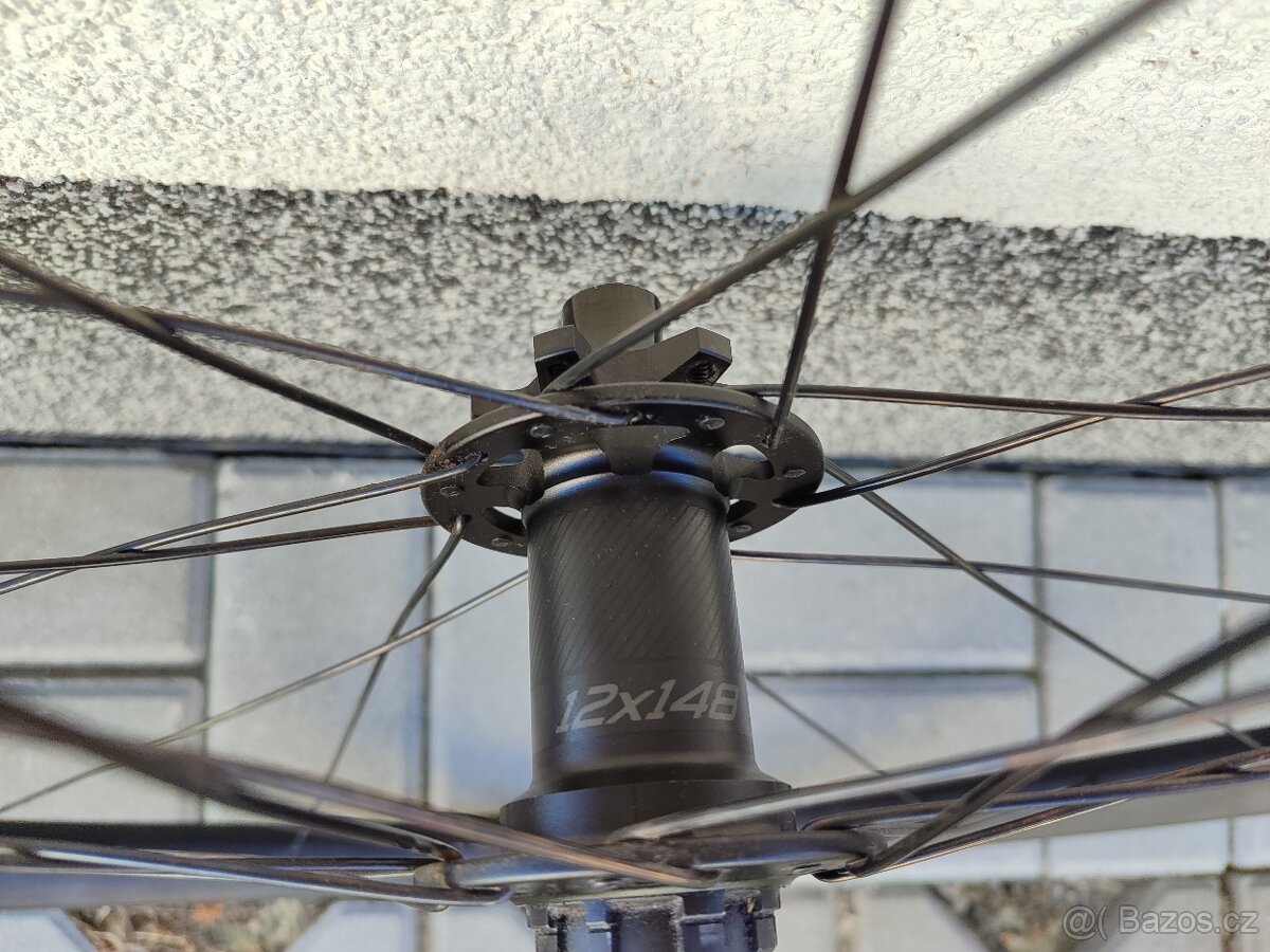 Zadní kolo Specialized. - 2