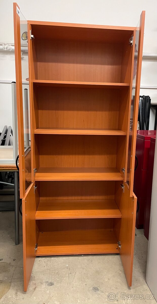 Prosklená skříň - 2