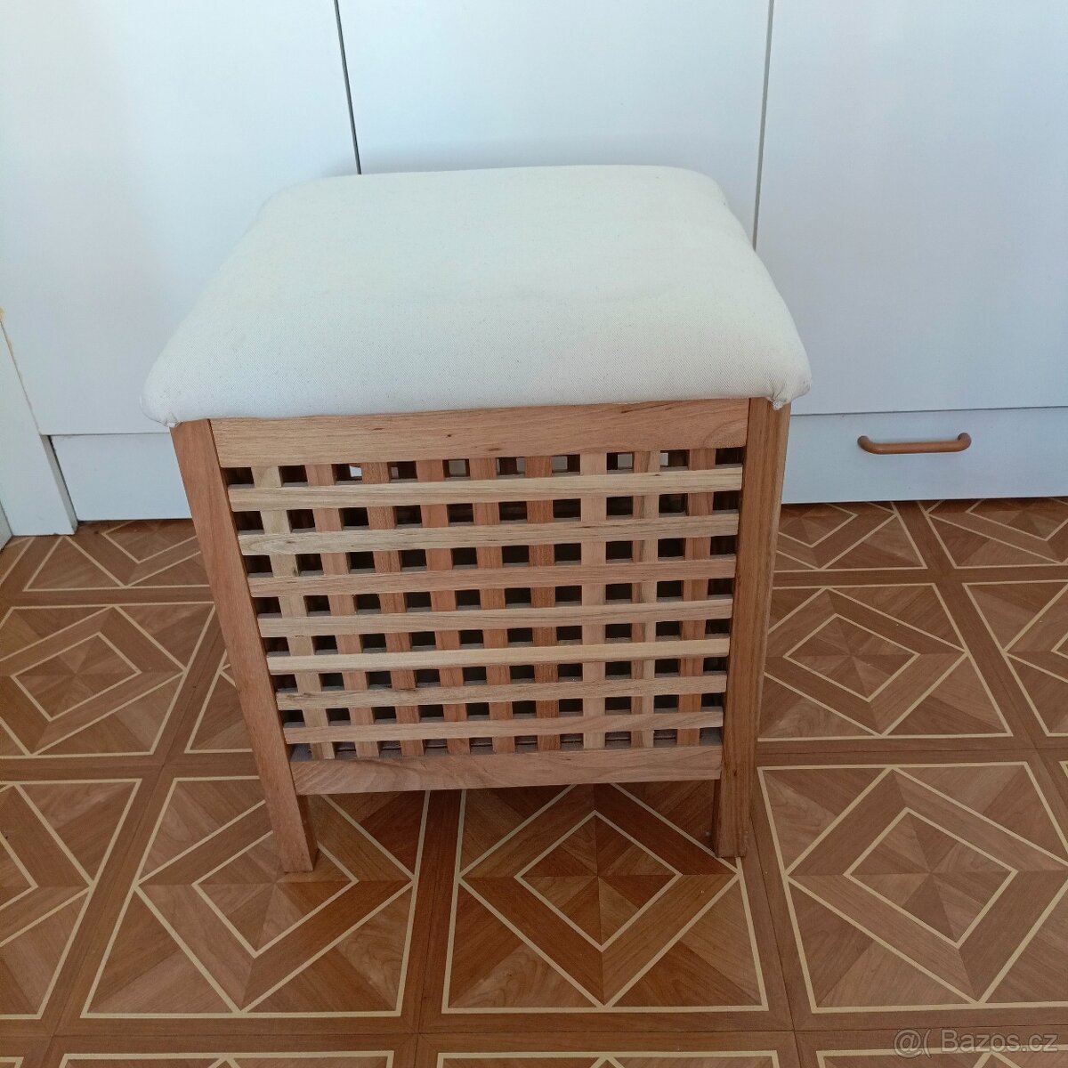 Dřevěný taburet s úložným prostorem - 2