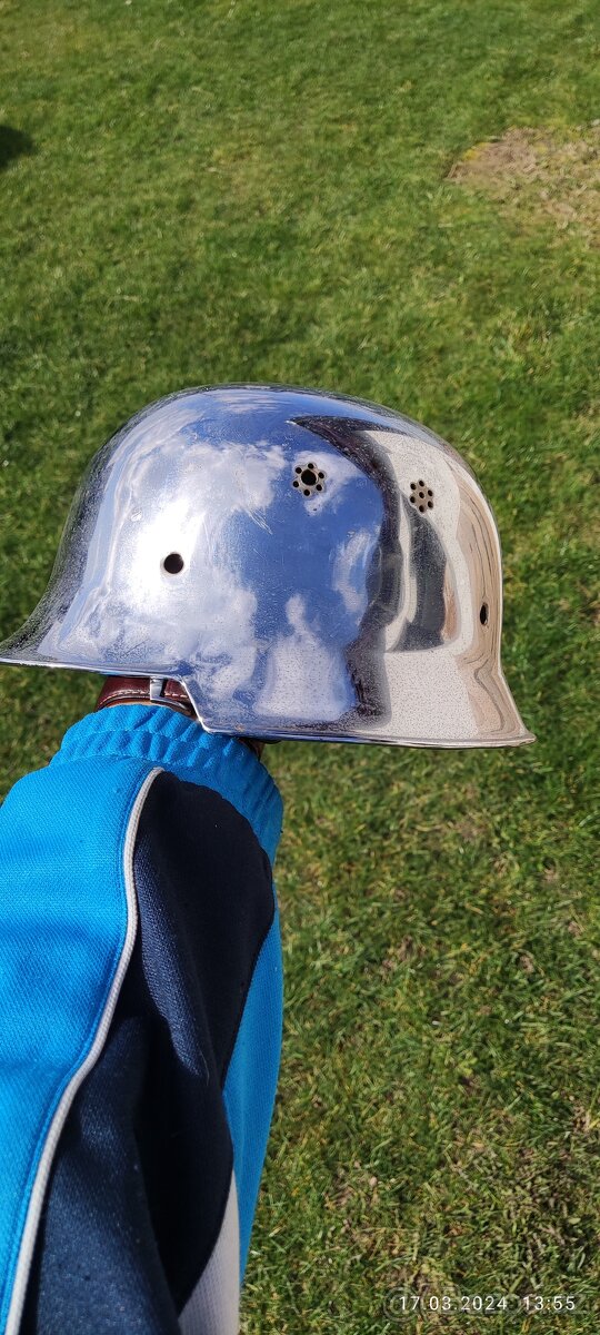 Práva pochromovaná přilba z 2. sv. války - 2