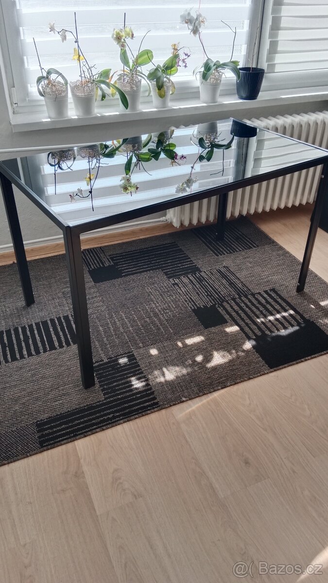 Skleněný jídelní stůl - 2