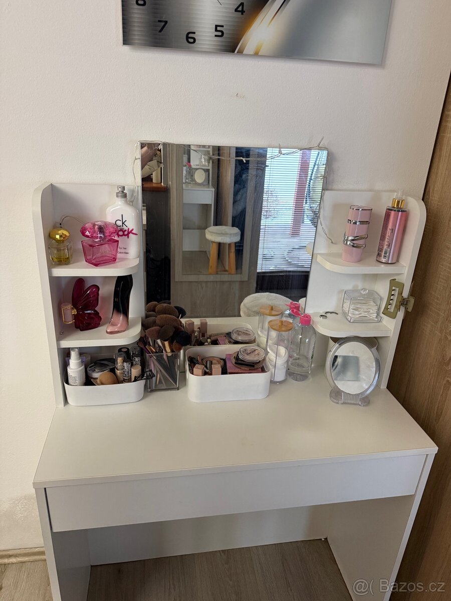 Kosmetický stolek - 2