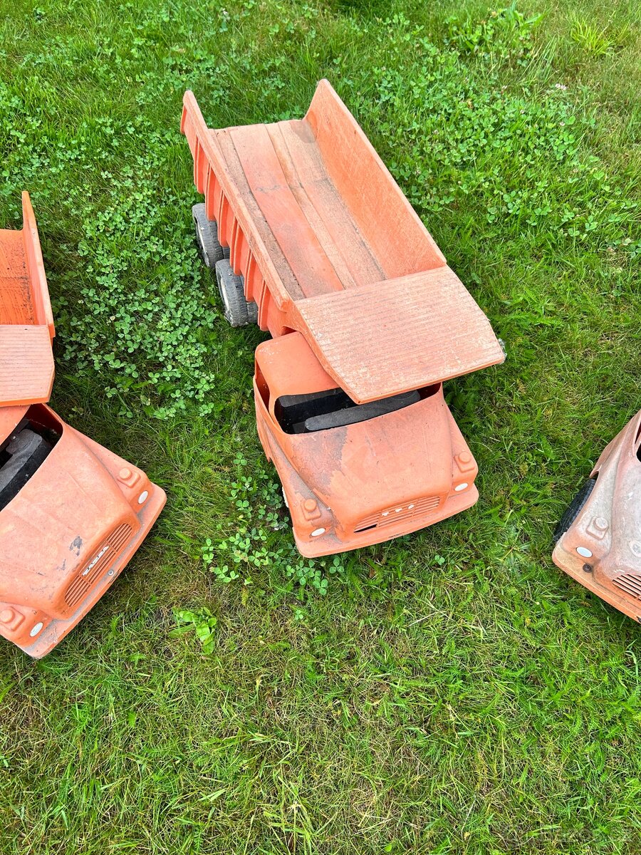 Tatra 148 tři kusy - 2