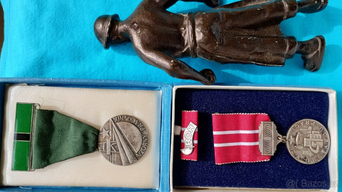 socialismus-dvě vyznamenání,socha dělníka z kovu a medaile Z - 2