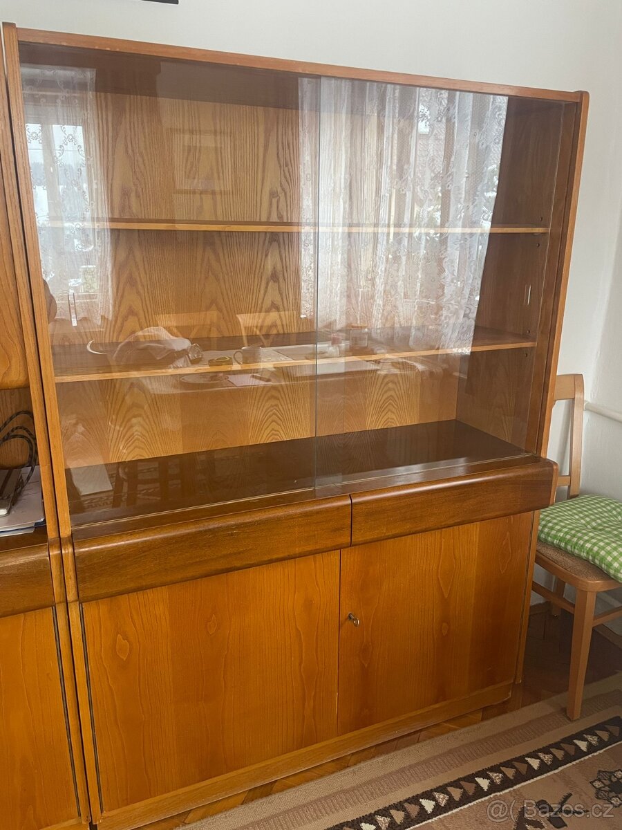 Dřevěná skříň - 2