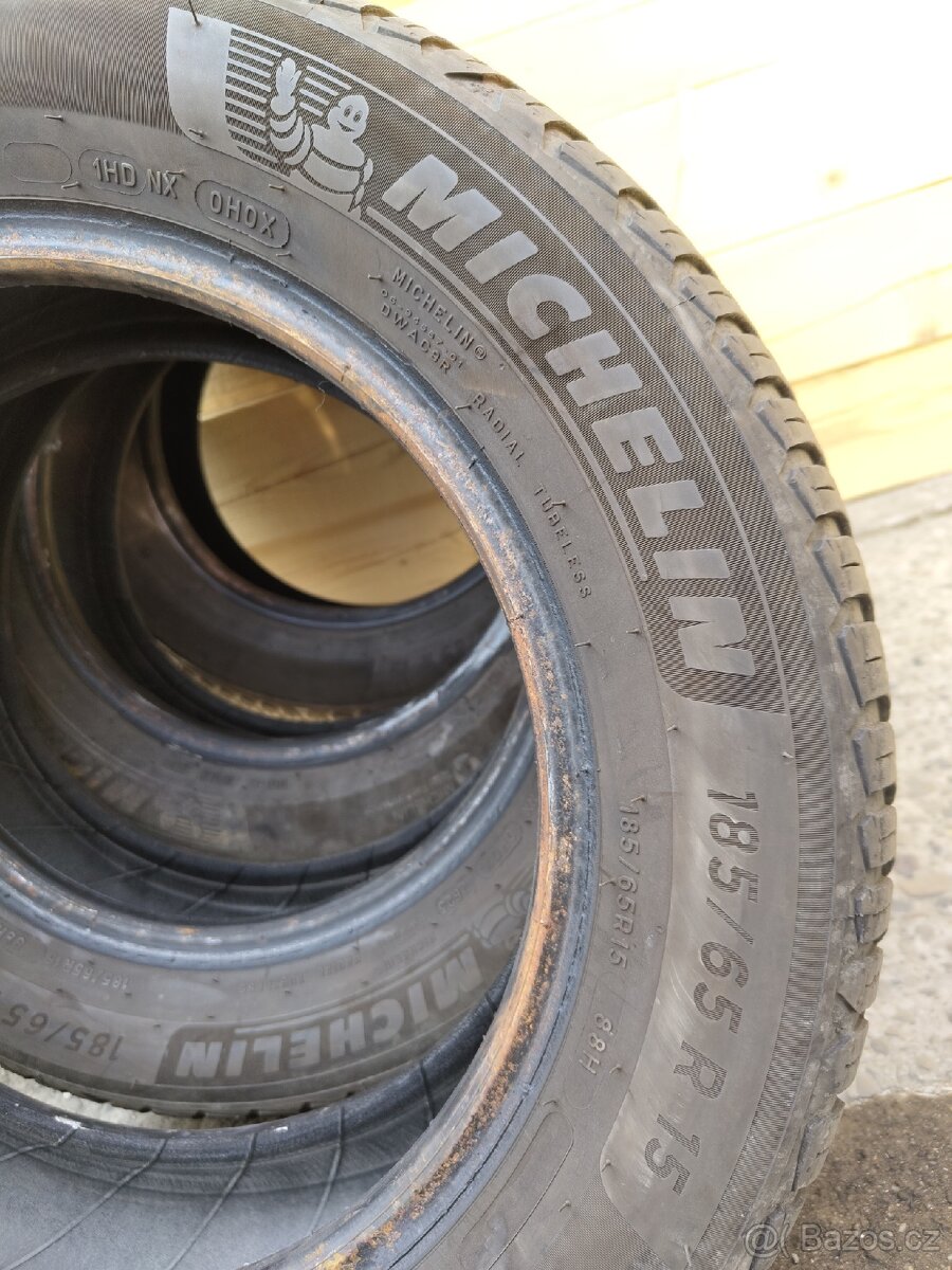 Pneu 185/65 R15 - 2