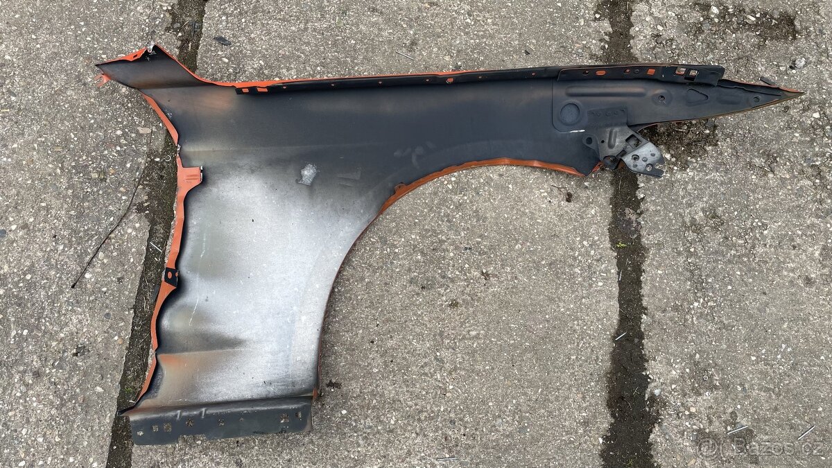 Prodám levý přední blatník na Ford Mustang - 2