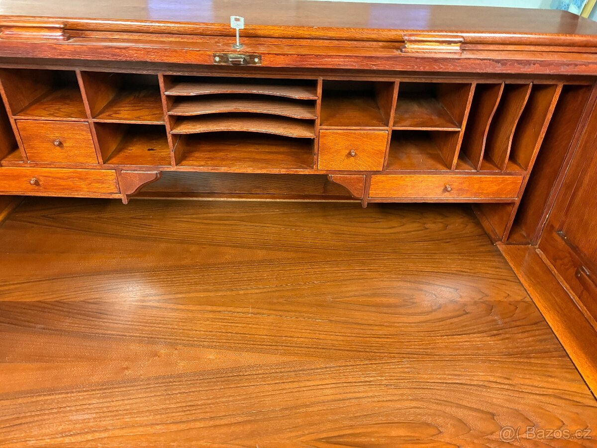 Masivní psací stůl - 2