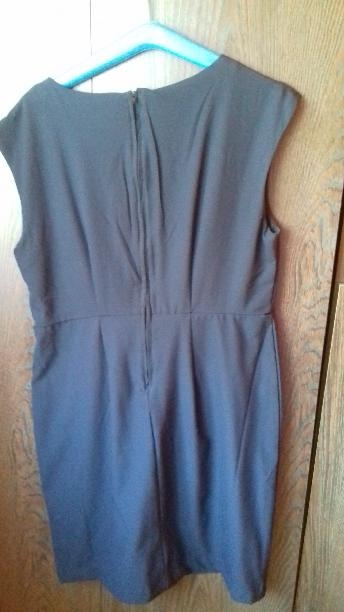 Prodám levně 2 pěkné téměř nové šaty, 1x nošené - 2