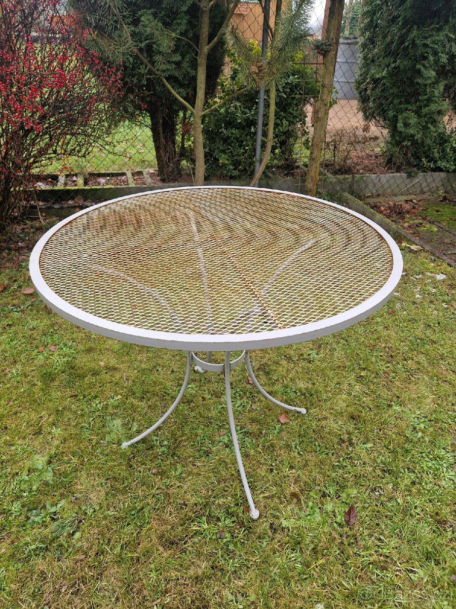 Zahradní stůl a dvě židle - 2