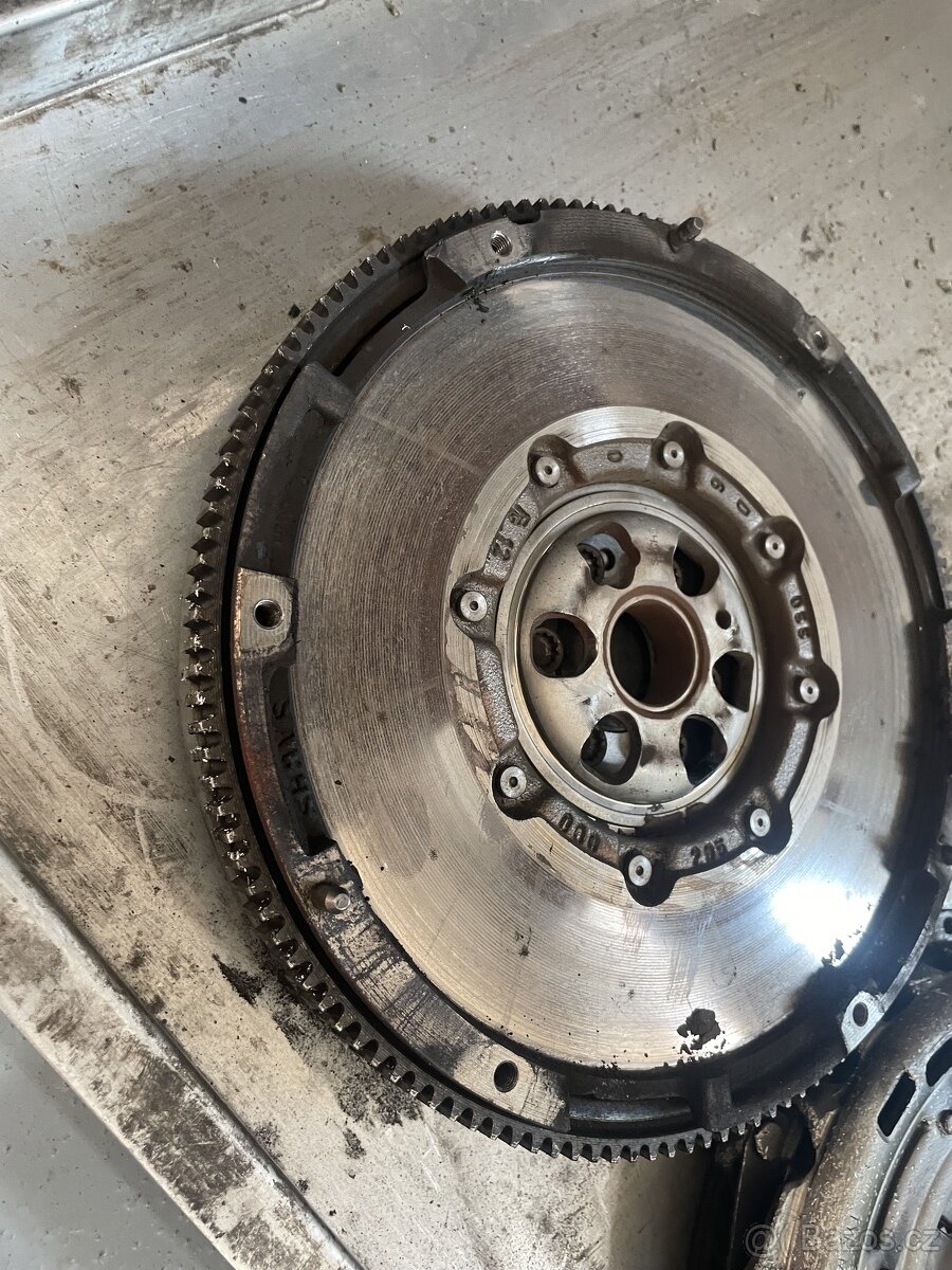 Setrvačník + lamela Vw Touran 1.6tdi - 2