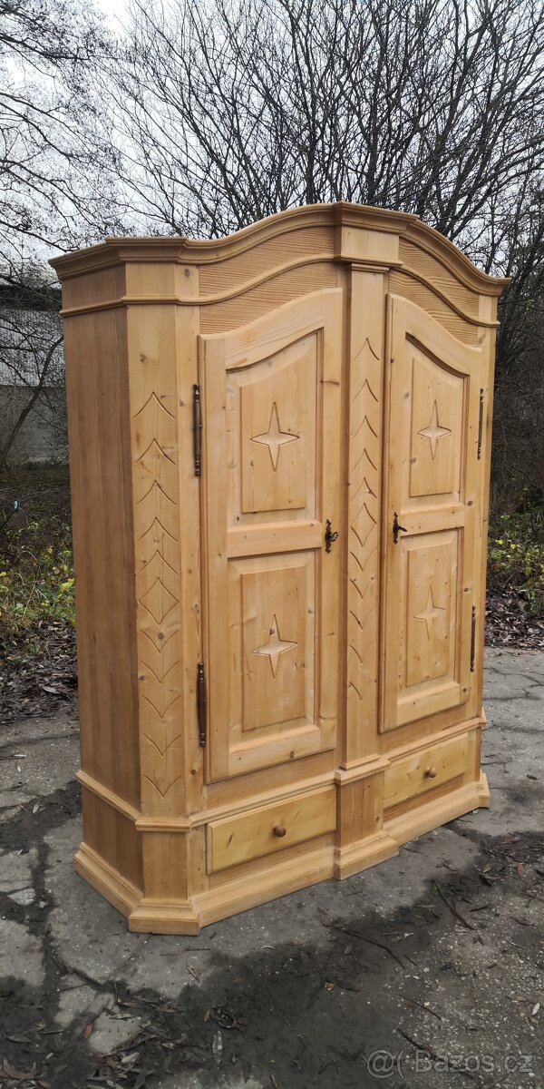 Celomasivní skříň s šuplíky - 2