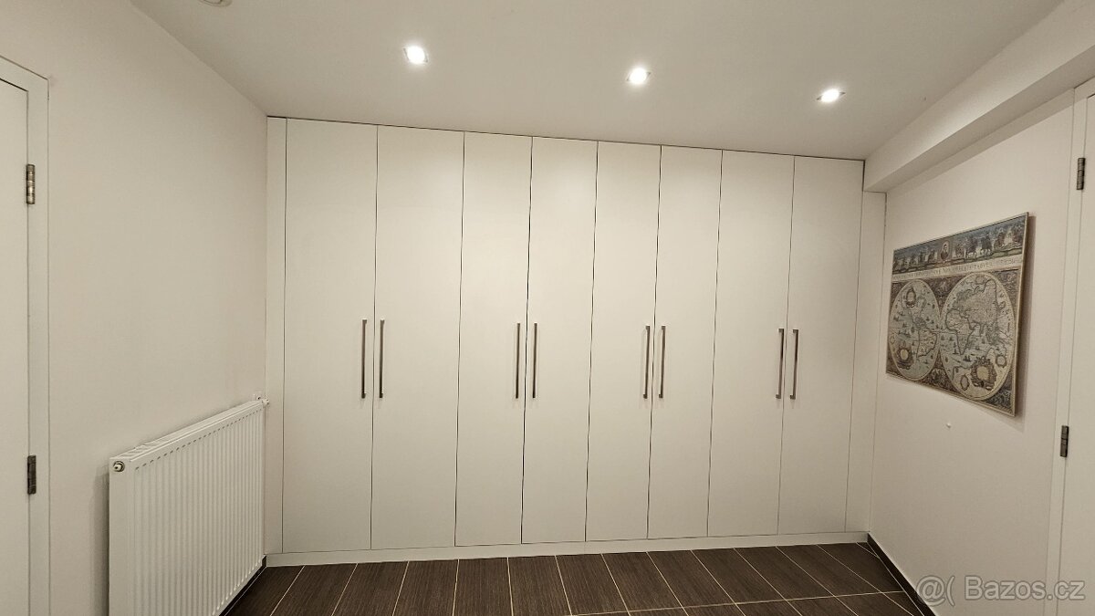 Bílá šatní a úložná skříň - 2