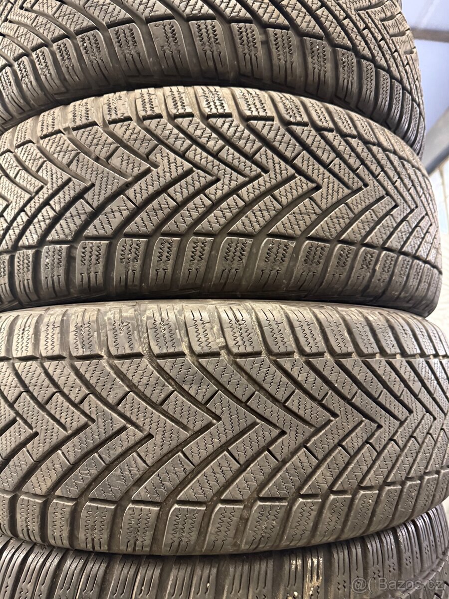 prodám zimní 205/60/16 Vredestein - 2