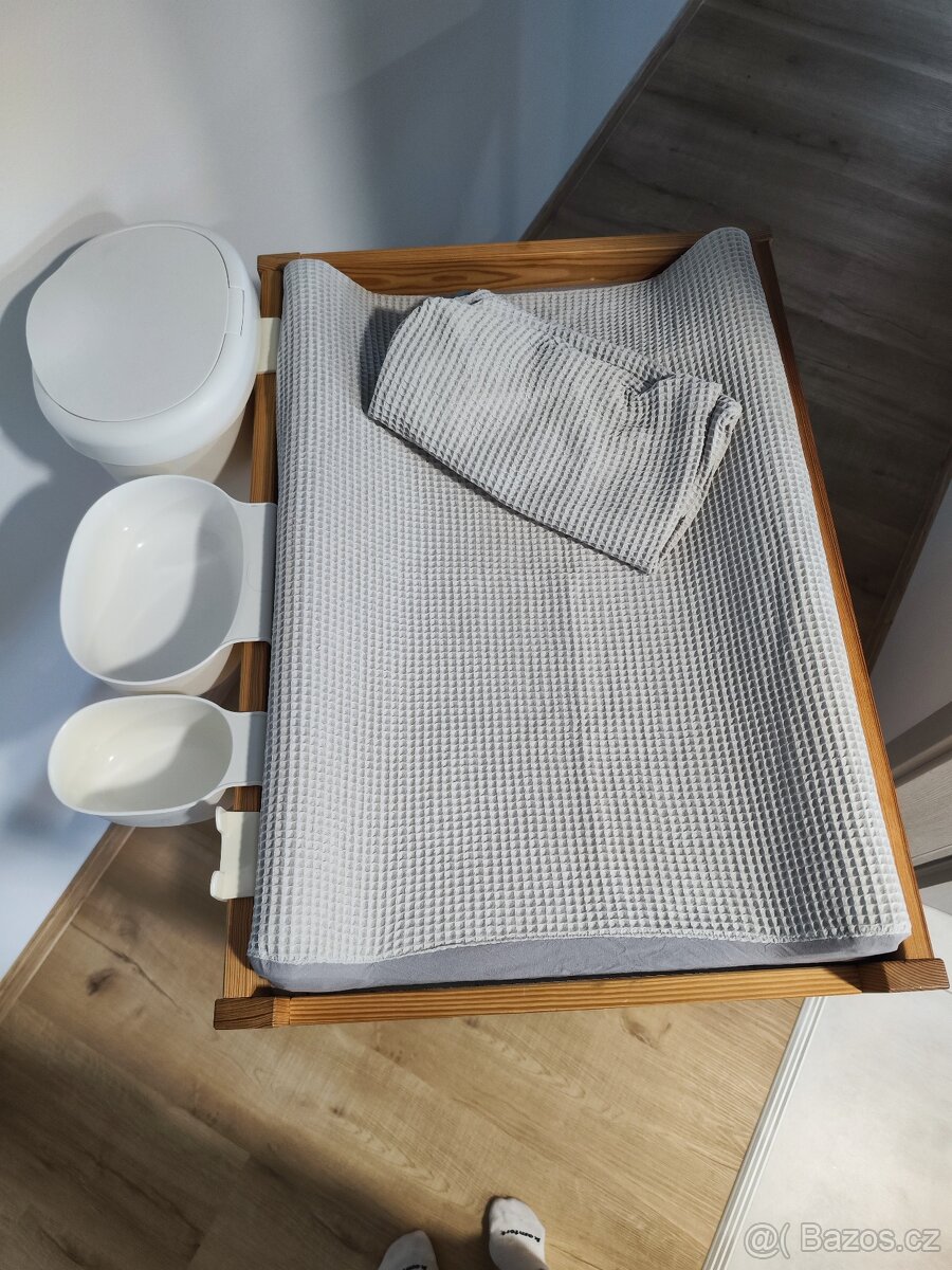 Přebalovací pult s příslušenstvím - 2