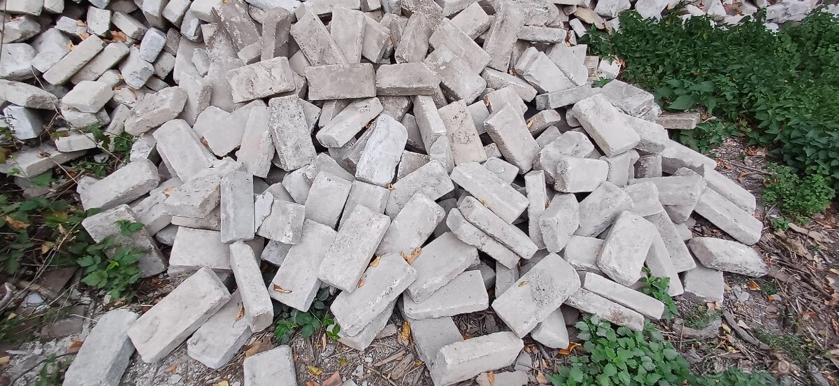 Cihly v pěkném stavu, ben nutnosti oklepávat - 2