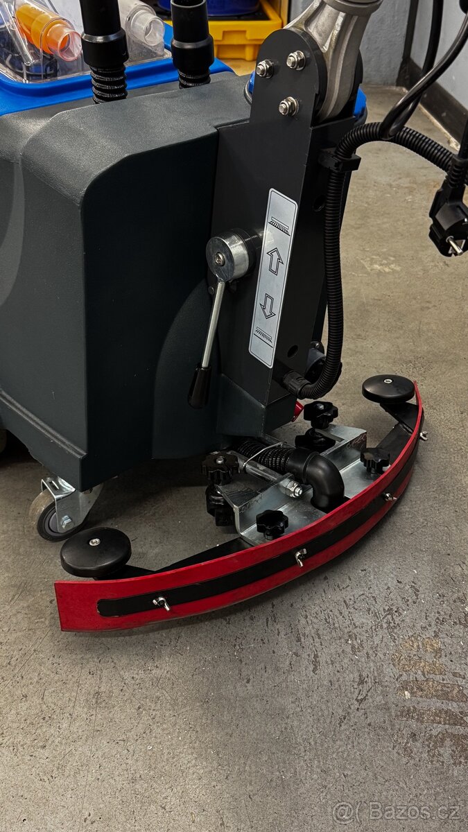 Podlahový mycí stroj WIPEKET SWM30 - 2