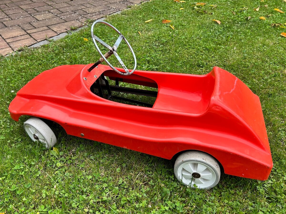 Šlapací autíčko historické červené - 2