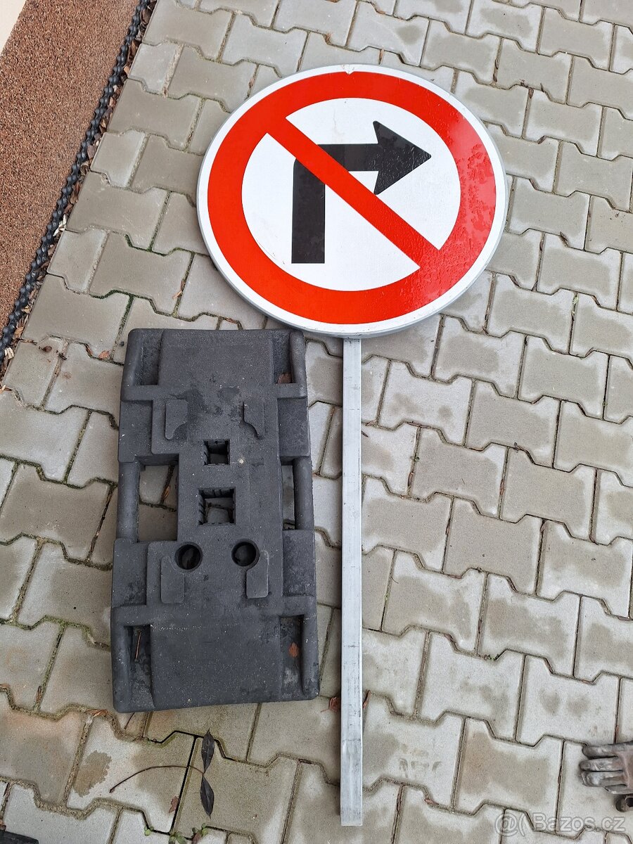 Dopravní značka Zákaz odbočení vpravo - 2