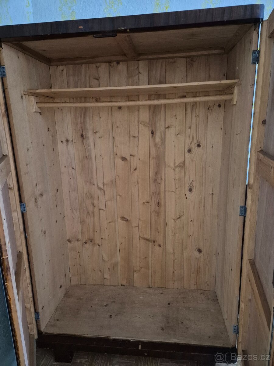 Zachovalá retro ložnice - skříně, postele, noční stolky - 2