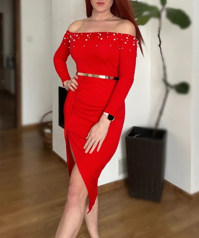 Nádherné červené šaty zdobené perlami - 2