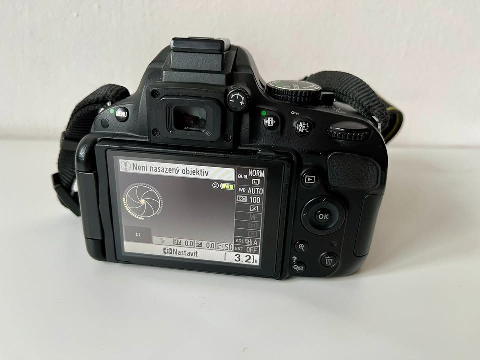 Nikon D5100 tělo + příslušenství - 2