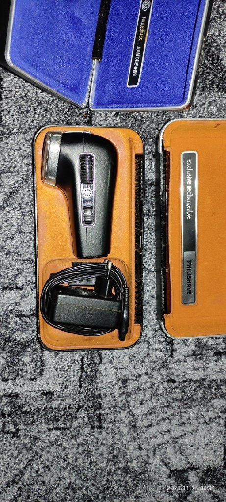 retro Zbytky ze skříní holici strojek - 2