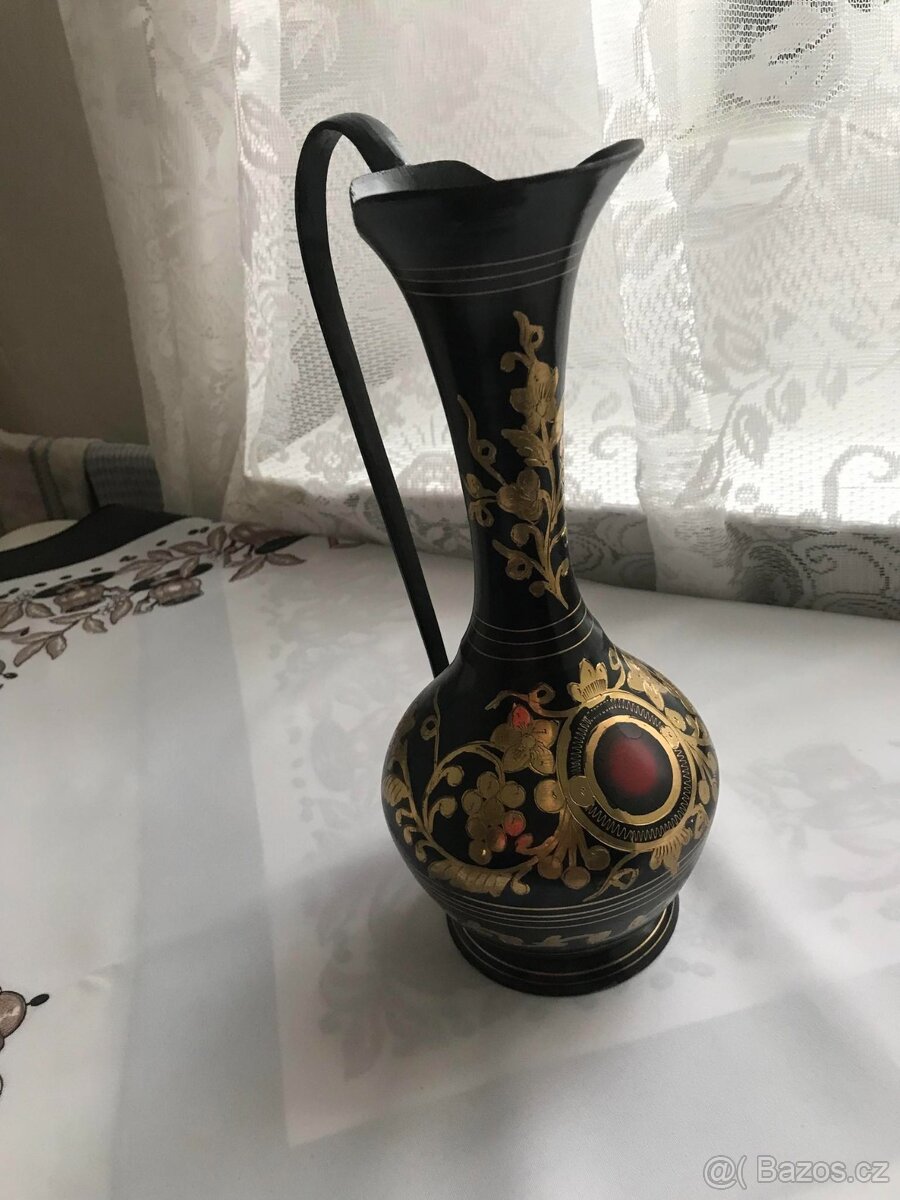 Černé tepané karafy, váza a vintage - 2